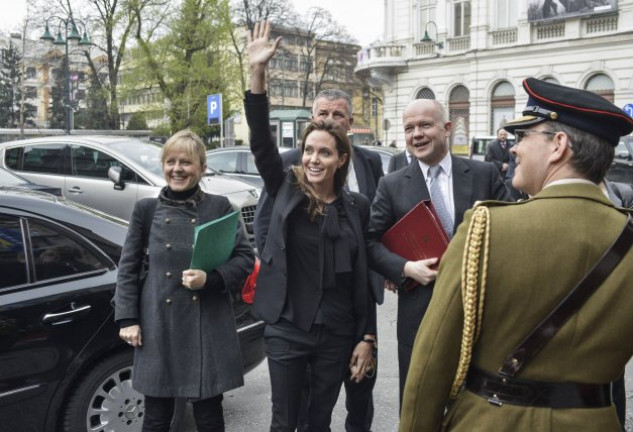 Angelina, entre la baronesa Arminka Helic y William Hague, exministro de Asuntos Exteriores del Reino Unido.