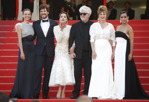 De izquierda a derecha, Michelle Jenner, Daniel Grao, Adriana Ugarte, Pedro Almodóvar, Emma Suárez e Inma Cuesta, el reparto de «Julieta».
