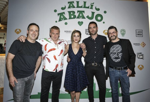 Parte del equipo de «Allí abajo» reunido con motivo de la celebración del final de la segunda temporada