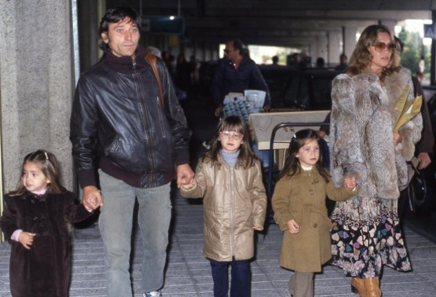 Celia (a la izqda) con sus padres, Antonio Gades y Pepa Flores, y sus hermanas mayores, María (con gafas) y Tamara.