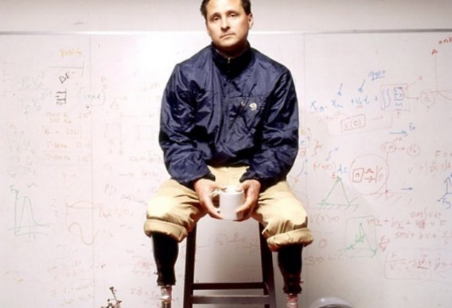 Hugh Herr lleva prótesis diseñadas por él mismo.