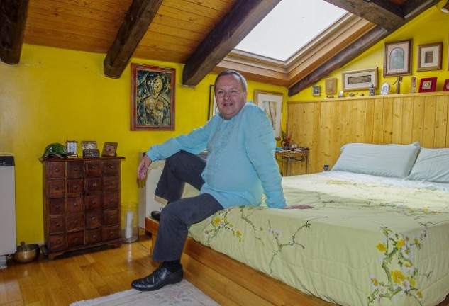 El conocido vidente nos recibió en su domicilio madrileño.
