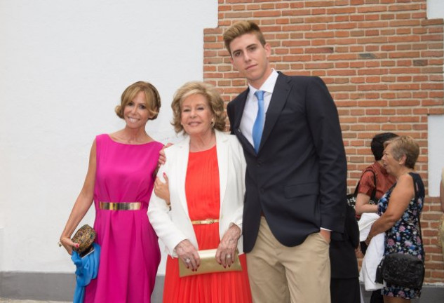 Lara Dibildos, con su madre, la inolvidable Laura Valenzuela, y su otro hijo, Fran, que ya supera los 2 metros de altura