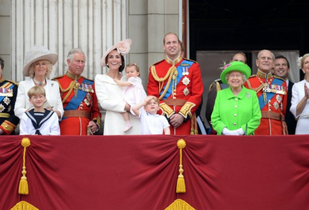 La monarca y su familia comparecieron en el balcón del Palacio de Buckingham para ver la exhibición aérea.