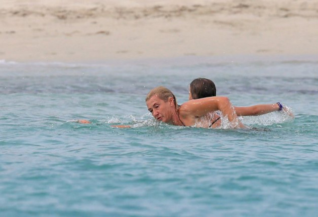 Ana y su hija, nadando en el mar.