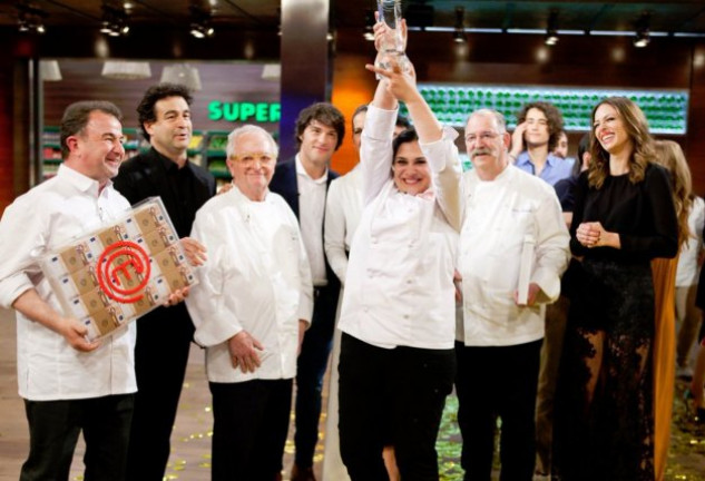 Virginia, pletórica, levantando el trofeo de ganadora del concurso.  