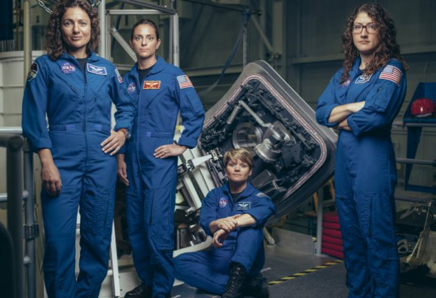 De izquierda a derecha, las cuatro astronautas: Jessica Meir, Nicole Aunapu Mann, Anne McClain y Christina Koch.