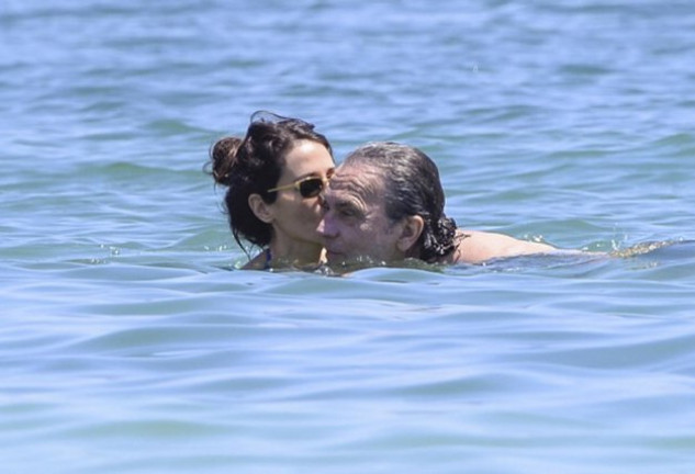 Coronado y su novia, muy cariñosos dentro del agua. Las imágenes de cuerpo entero del actor, sólo las podrás ver en las páginas de PRONTO. 