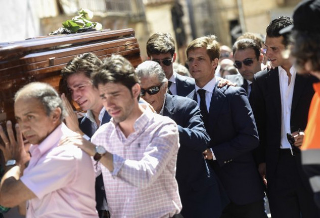 Jaime Ostos, el Juli y Enrique Ponce se turnaron con la familia para llevar a hombros el ataúd.