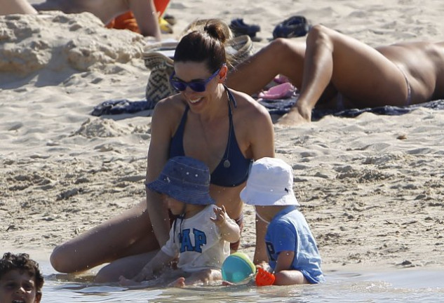 Raquel jugando con sus mellizos en el agua