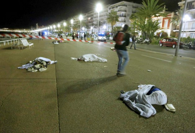 Cuerpos de varias víctimas en el paseo marítimo de Niza. 
