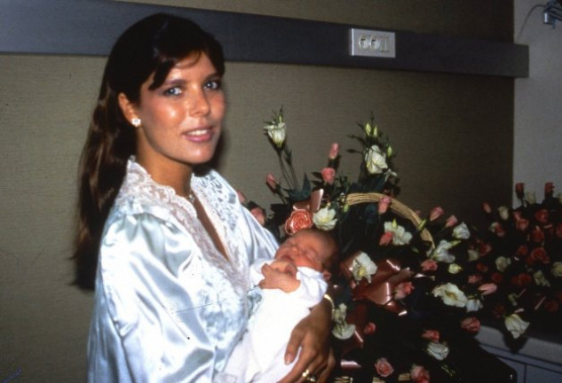 Imagen retrospectiva de Carolina, posando con Carlota a las pocas horas de nacer.