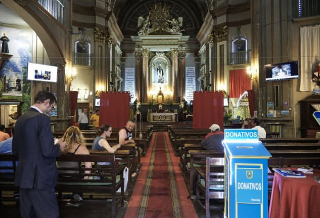 Imagen del interior de la iglesia de San Antón, en la que pueden apreciarse pantallas de televisión para conectar con el Vaticano.