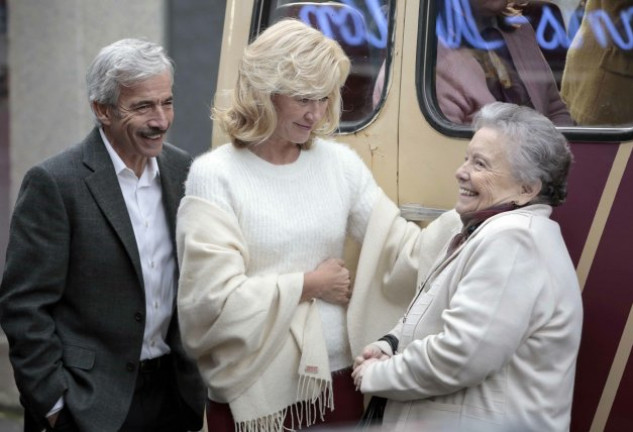 Imanol Arias y Ana Duato con María Galiana, en una secuencia de la serie. 