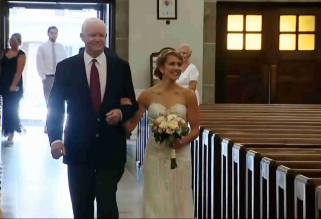 Arthur Thomas del brazo de la hija de su donante de corazón, camino al altar en la boda de ella.