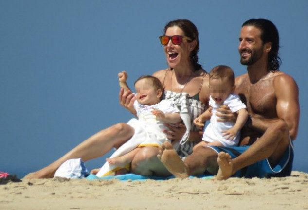 Raquel y Matías disfrutaron de la playa de Tarifa con sus hijos.