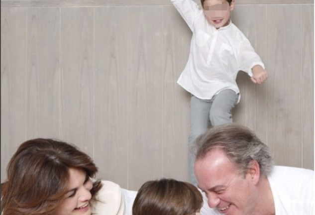 Bertín y Fabiola, en una tierna imagen con sus dos hijos.
