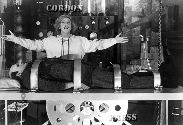En una escena de «El jovencito Frankenstein» interpretando al doctor Frederick Frankenstei