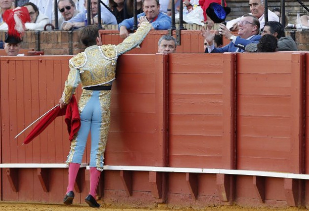 Alfonso le brinda un toro a su padre, César Cadaval, que lo sigue tras la barrera, con admiración 