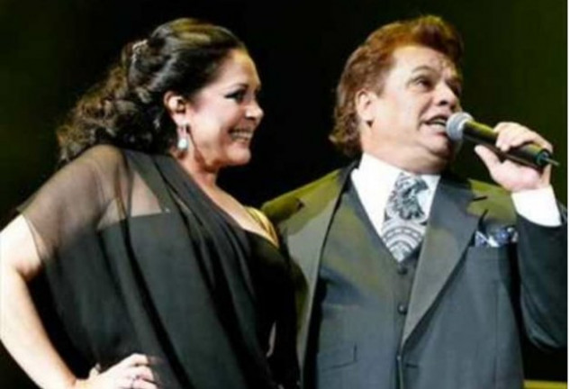 Isabel y Juan Gabriel en una de las numerosas veces en que cantaron juntos.