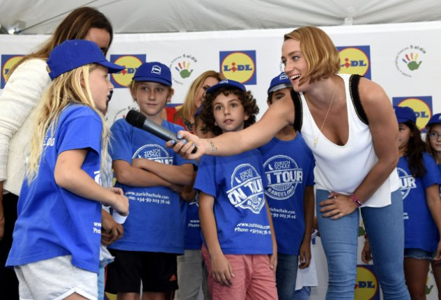 La nadadora demostró tener mucha mano con los niños.