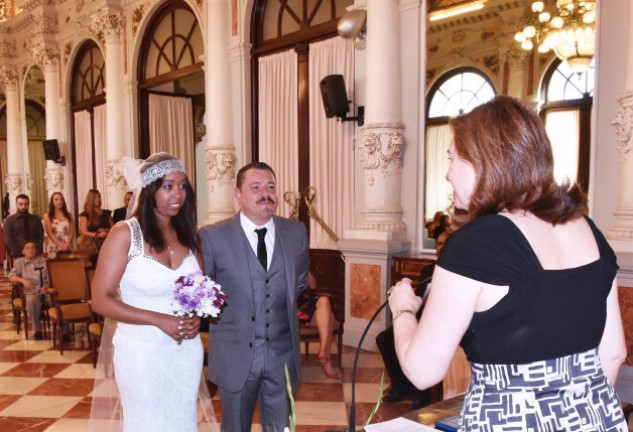 Los novios, durante la ceremonia celebrada en una de las salas del Ayuntamiento de Málaga.