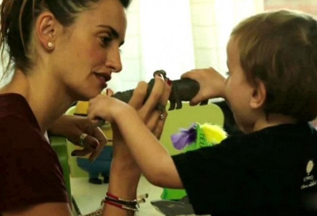 La actriz, en un fotograma del documental con un niño afectado de leucemia.