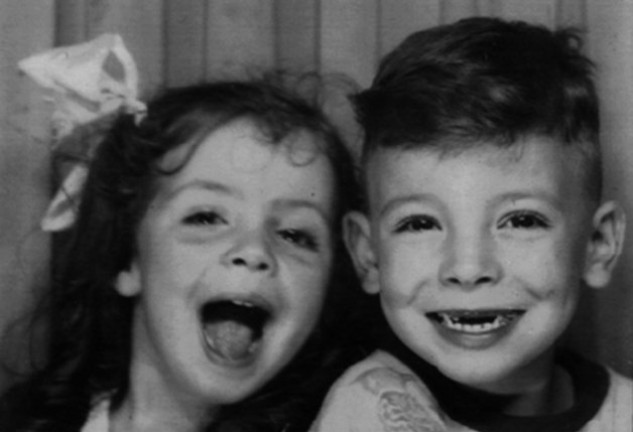 Bruce con su hermana mayor, Virginia, en una imagen de su álbum familiar. 