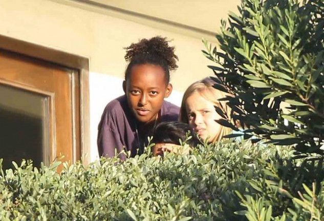 Los hijos de Angelina y Brad observan a los reporteros que les esperan fuera de su nueva casa.