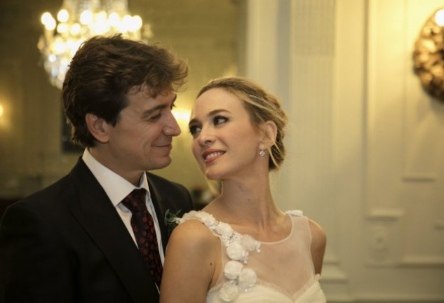 Marta Hazas y Javier Veiga, ambos actores, no tendrán luna de miel porque están ensayando una obra de teatro.