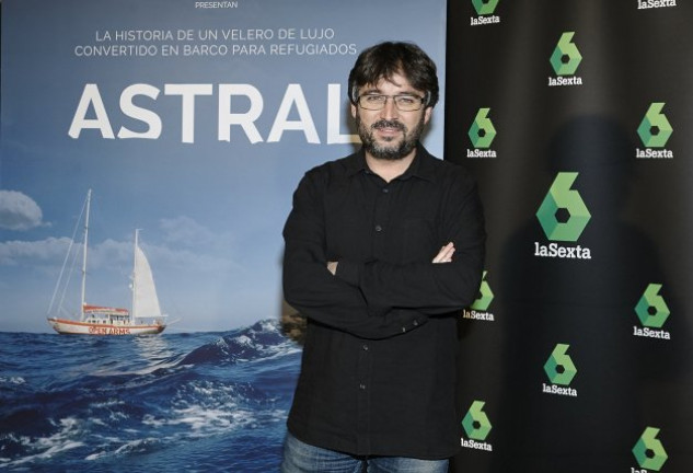Jordi Évole, frente al cartel de su documental, que también se exhibió en los cines.