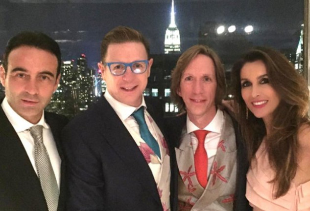 Jorge Cadaval y Ken Appledorn con Enrique Ponce y Paloma Cuevas el día de su boda en Nueva York.