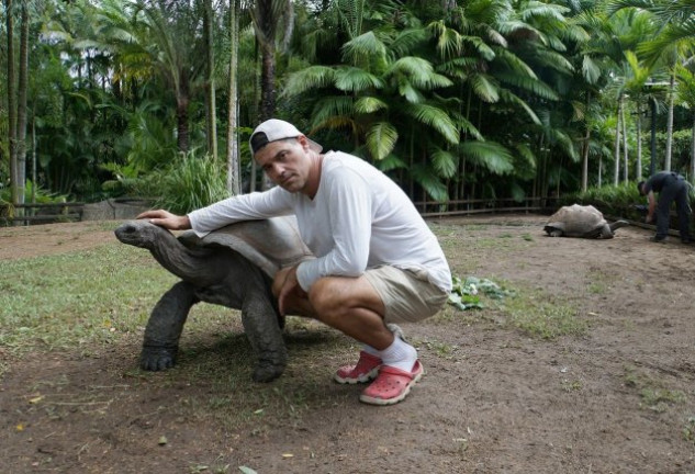 Frank, con uno de los animales a los que quería conocer, la tortuga de Darwin.