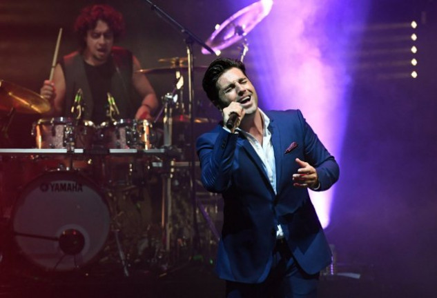 El cantante arrasó en los conciertos gallegos de su gira «Amor de los dos» 