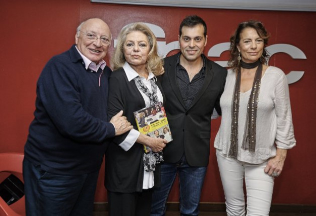 De izquierda a derecha, el humorista Raúl sender, Mayra Gómez Kemp, el autor del libro y la exazafata Alejandra Grepi.