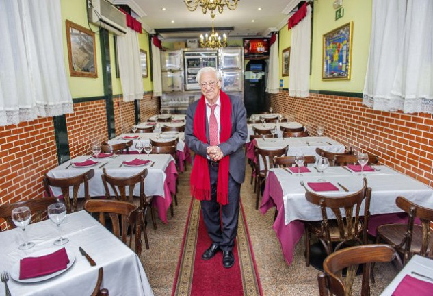 El padre Ángel en el primero de los restaurantes Robin Hood, que está en Madrid y al que seguirán otros.