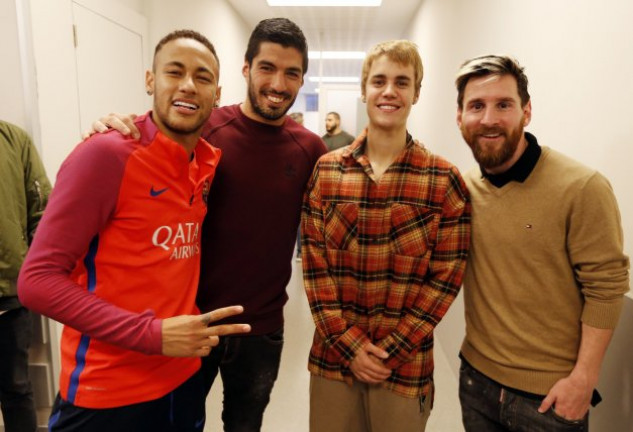 Justin posó con sus ídolos barcelonistas Neymar, Luis Suárez y Messi. 