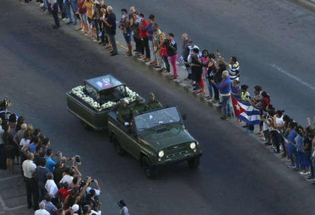 Miles de personas a lo largo de los 900 kilómetros que recorrieron las cenizas de Castro, desde La Habana a Santiago, donde reposarán para siempre.
