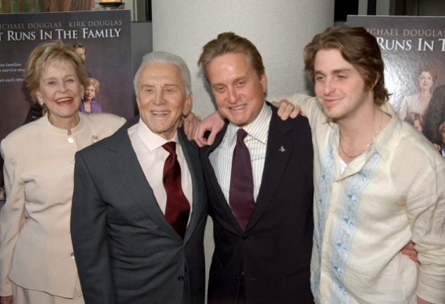 Kirk Douglas con su hijo Michael, su nieto Cameron y su exmujer, Diana Dill, en la presentación de la película que los tres hicieron juntos.