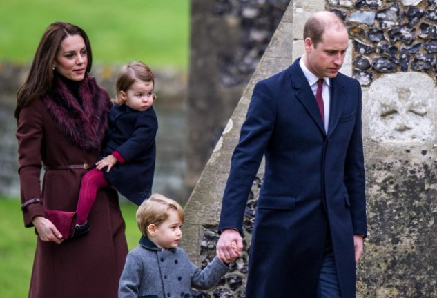 La joven pareja con sus hijos, los príncipitos George y Charlotte.