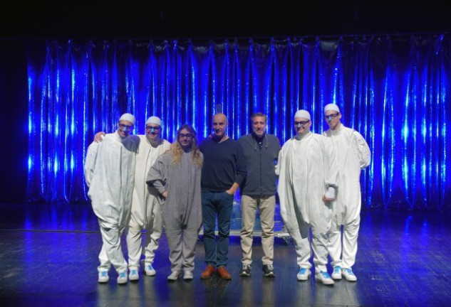 Emilio Aragón, con el director de «Aire», Paco Mir, y el elenco del espectáculo.  