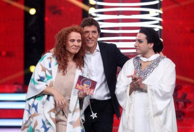 En la décima gala, en la que imitó a Simply Red, Blas Cantó le cedió el cheque para su oenegé.