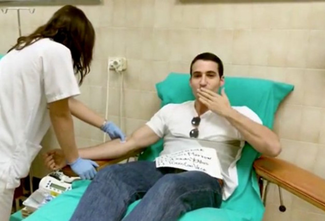Miguel Ángel, envía un beso a sus seguidoras desde el hospital