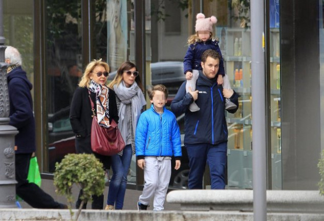 La colaboradora televisiva, con su hija, su yerno y sus dos nietos, Alexander y Victoria.