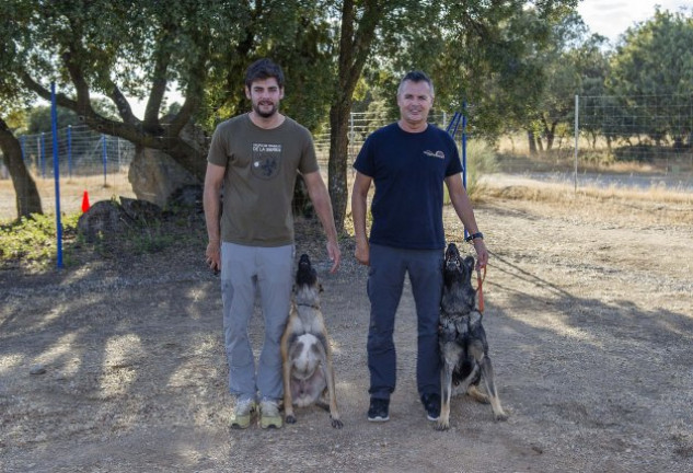 Nacho y su hijo Íñigo en el Centro Canino Entrencinas, donde imparten cursos de adiestramiento.