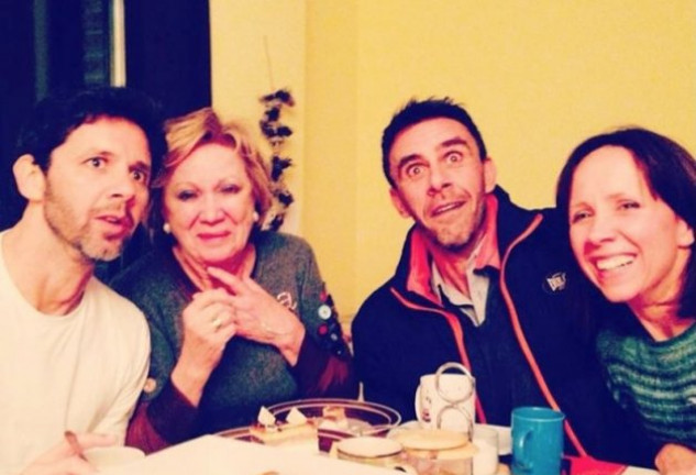 En una comida familiar con su hermano, Andrés, su madre y una de sus dos hermanas.