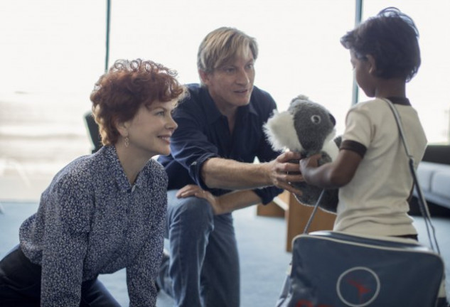 Nicole Kidman y David Wenham, los actores que dan vida a los padres adoptivos de Saroo, con Sunny Pawar, que lo interpreta de niño en la película
