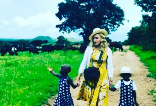 Al igual que hiciera con sus hijos David Banda y Mercy James, Madonna ha adoptado a sus pequeñas en África.