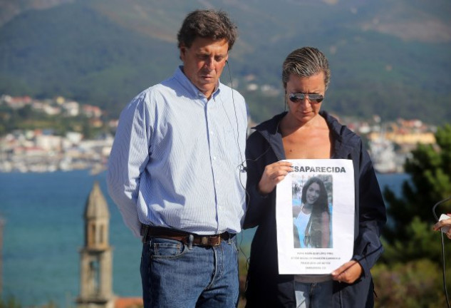 Juan Carlos Quer y Diana López-Pinel, los padres de la desaparecida con el cartel editado poco después de que se le perdiera el rastro.