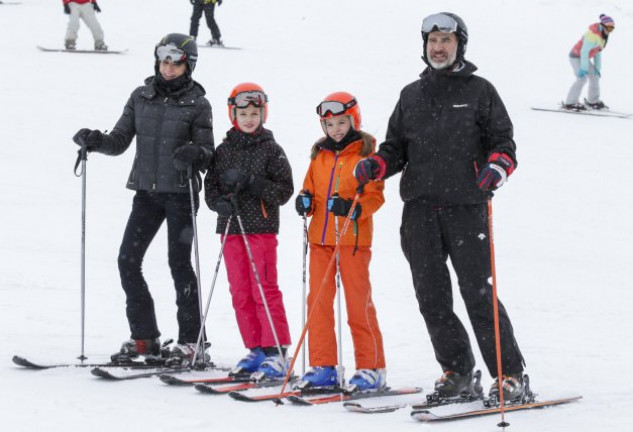 La Familia Real posó para los fotógrafos antes de lanzarse a disfrutar de las pistas oscenses.